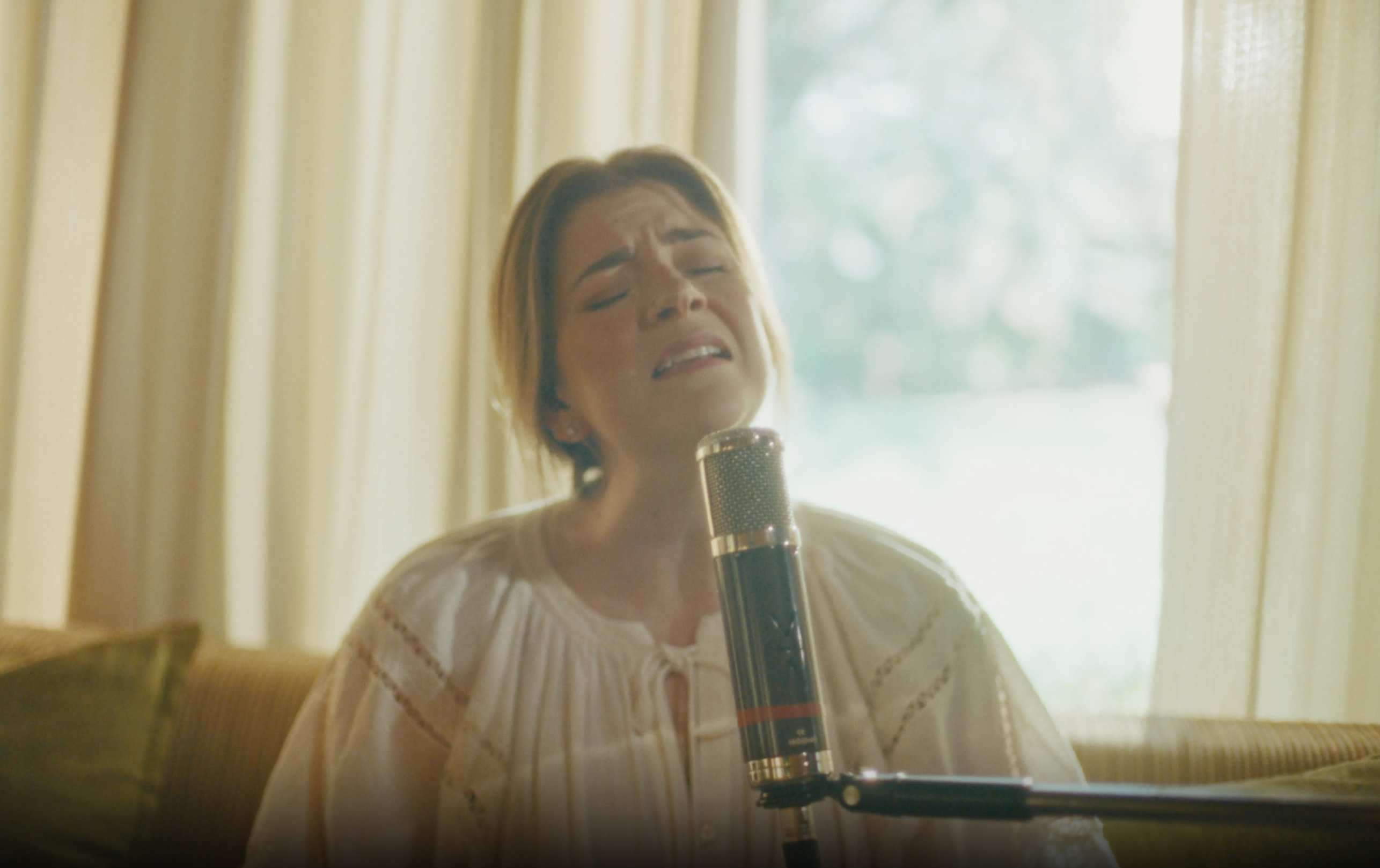 Laura Souguellis apresenta novo projeto musical com o lançamento de “Se Eles Soubessem”