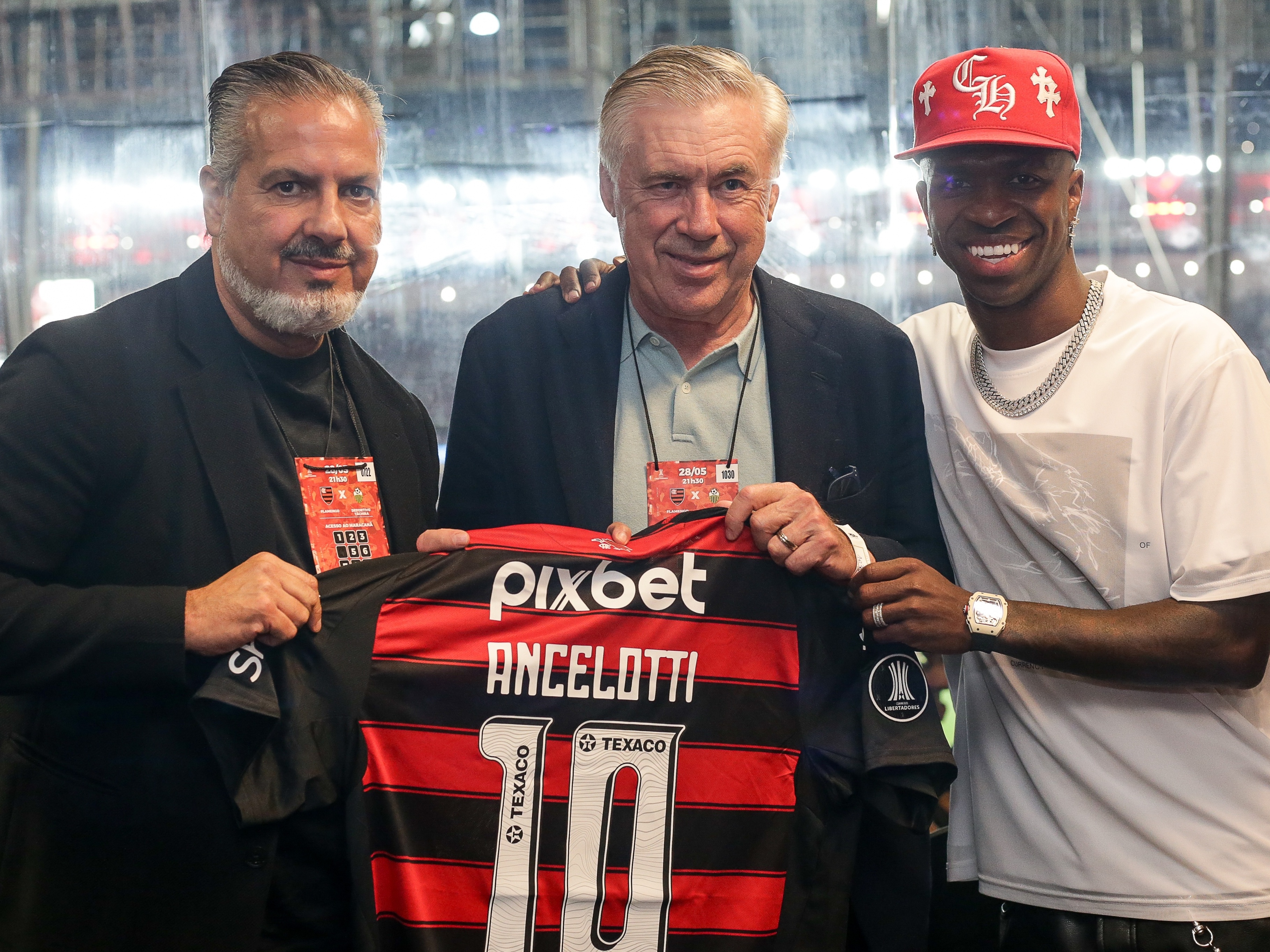 Ancelotti recebe presentes em estádios e assiste a gols de ausentes na convocação