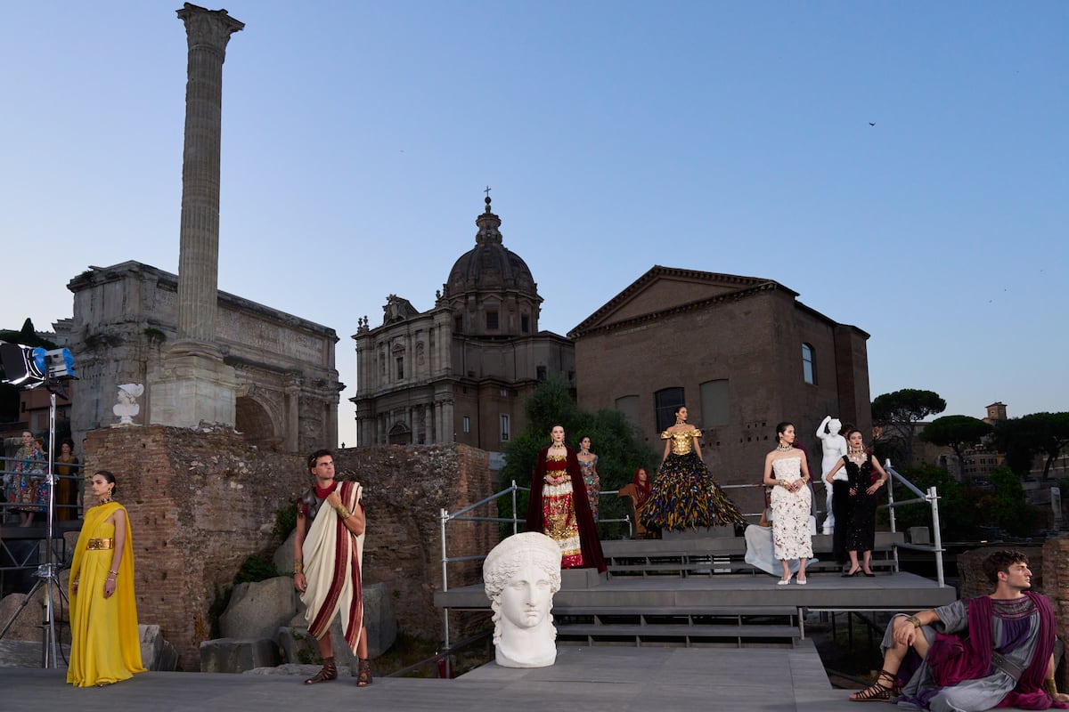 Dolce & Gabbana exalta a tradição artesanal em grandioso desfile em Roma