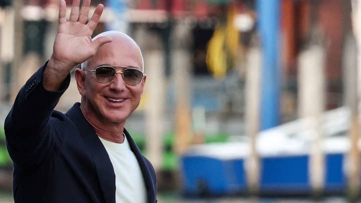 Jeff Bezos vende R$ 666 milhões em ações da Amazon para liberar 25 milhões de ações