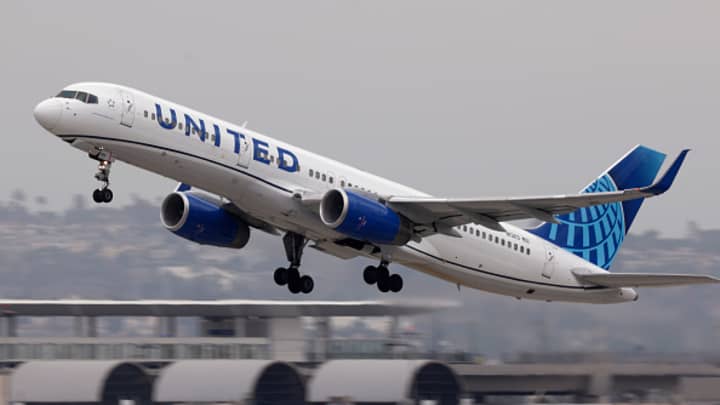 United Airlines projeta novo crescimento para 2025 com otimismo do CEO