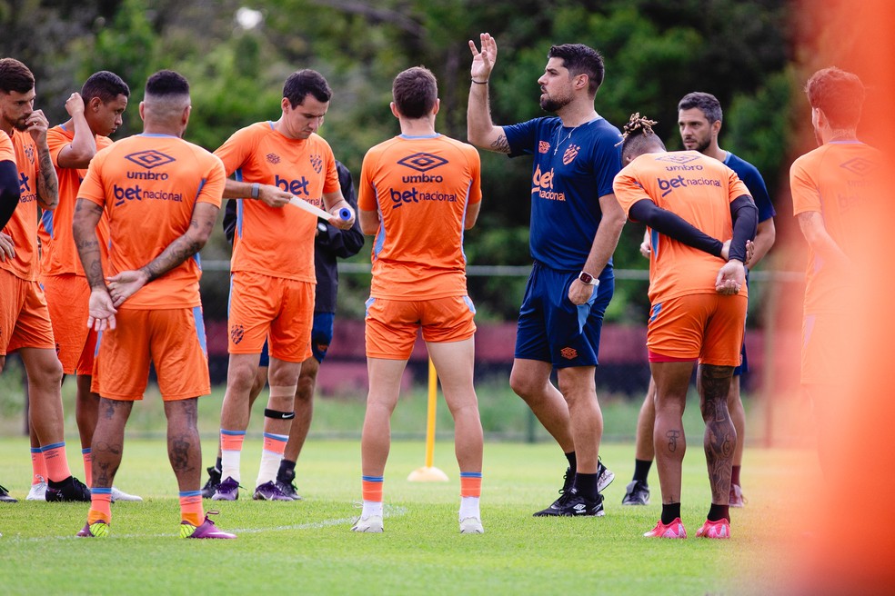 António Oliveira conversa com atletas antes de treino no Sport. (Foto: Paulo Paiva/Sport Club do Recife)