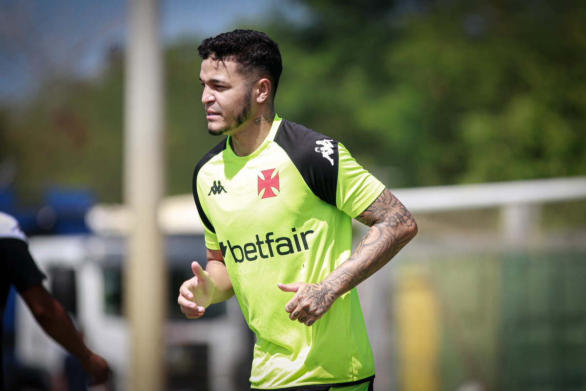Adson, do Vasco, fratura a tíbia em dividida durante treinamento intenso