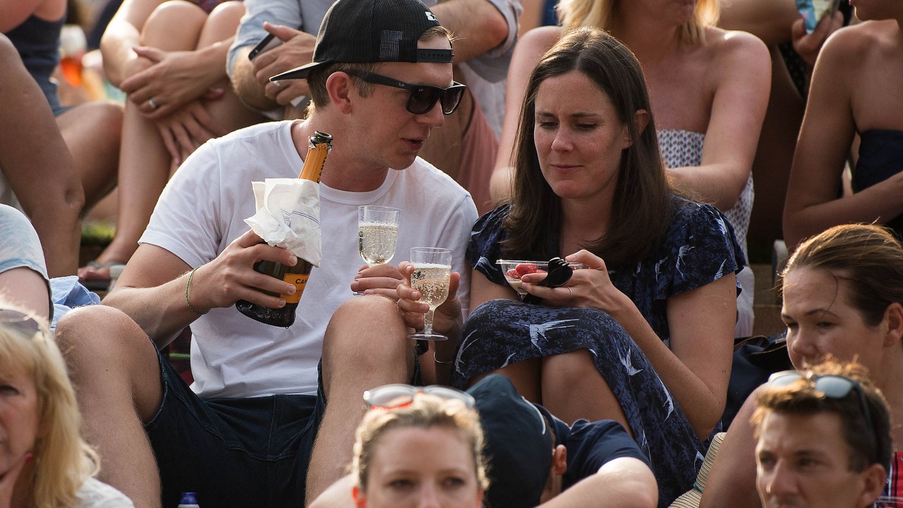 Árbitro pede que público evite abrir garrafas de champanhe em Wimbledon