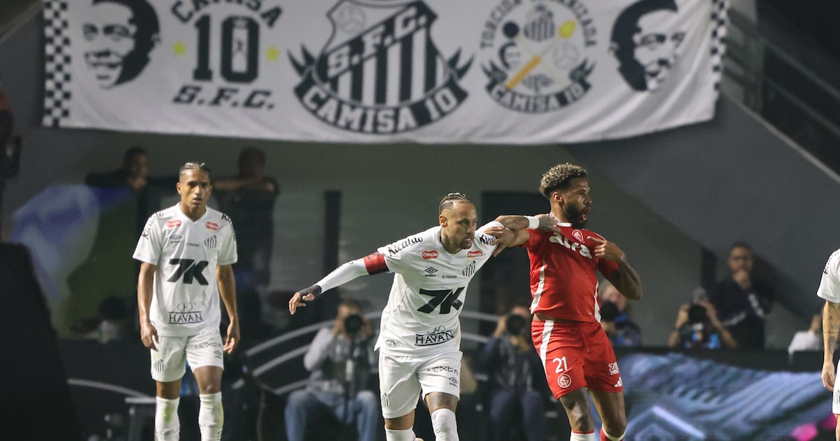 Santos perde para o Inter e permanece na zona de rebaixamento do Brasileirão