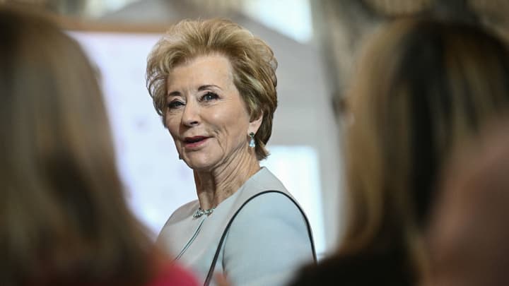 Secretária de Educação dos Estados Unidos, Linda McMahon, participa da Cerimônia de Premiação Internacional Mulheres de Coragem no Departamento de Estado em Washington, DC, em 1º de abril de 2025. (Foto: Brendan Smialowski | AFP | Getty Images)