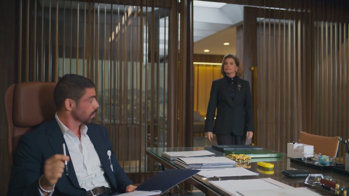Odete Roitman se deixa levar por golpista após encontro com César