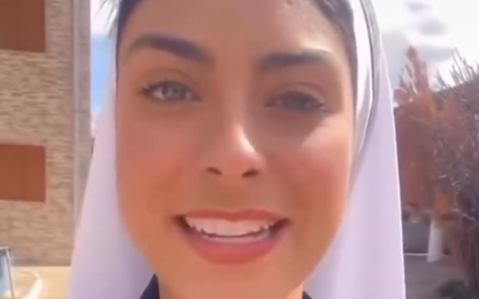 Freira de 21 anos viraliza ao vender artigos religiosos em bar de Goiânia