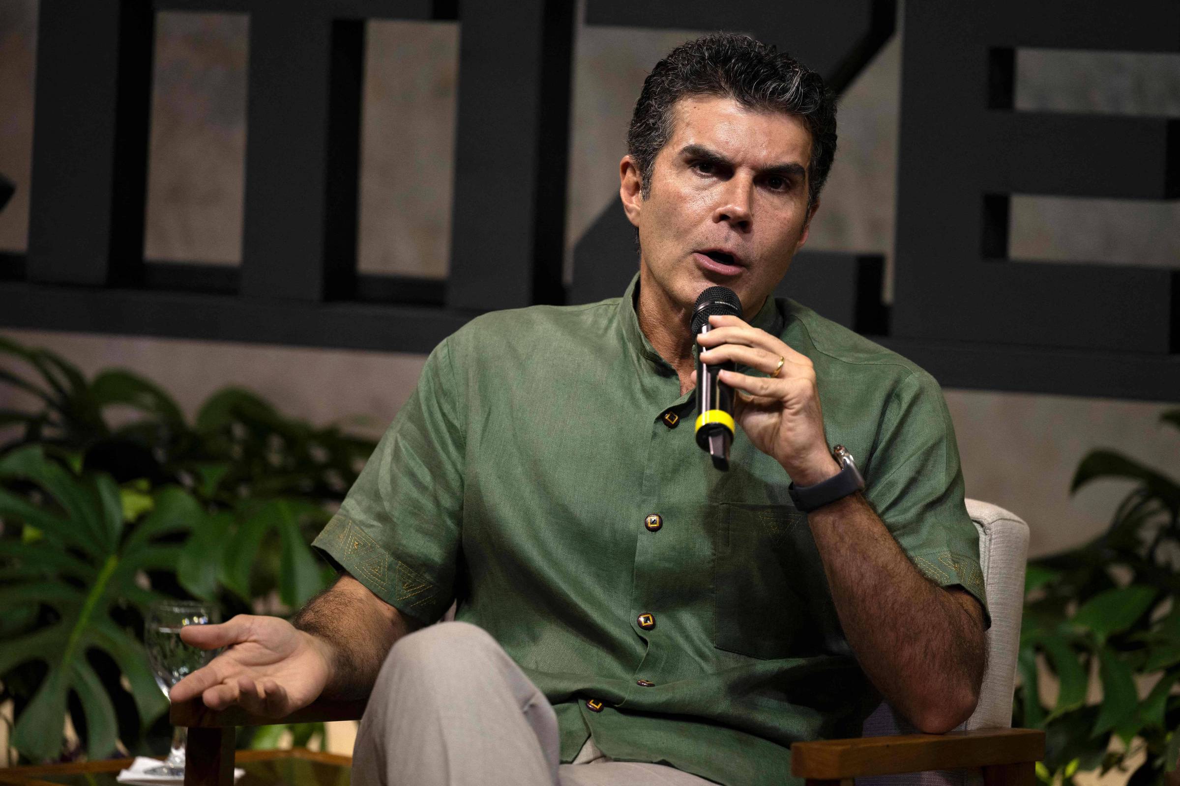 Governador do Pará, Helder Barbalho, durante evento no Rio; Ministério Público contesta contrato de venda de crédito de carbono (Foto: Pablo Porciuncula/AFP)