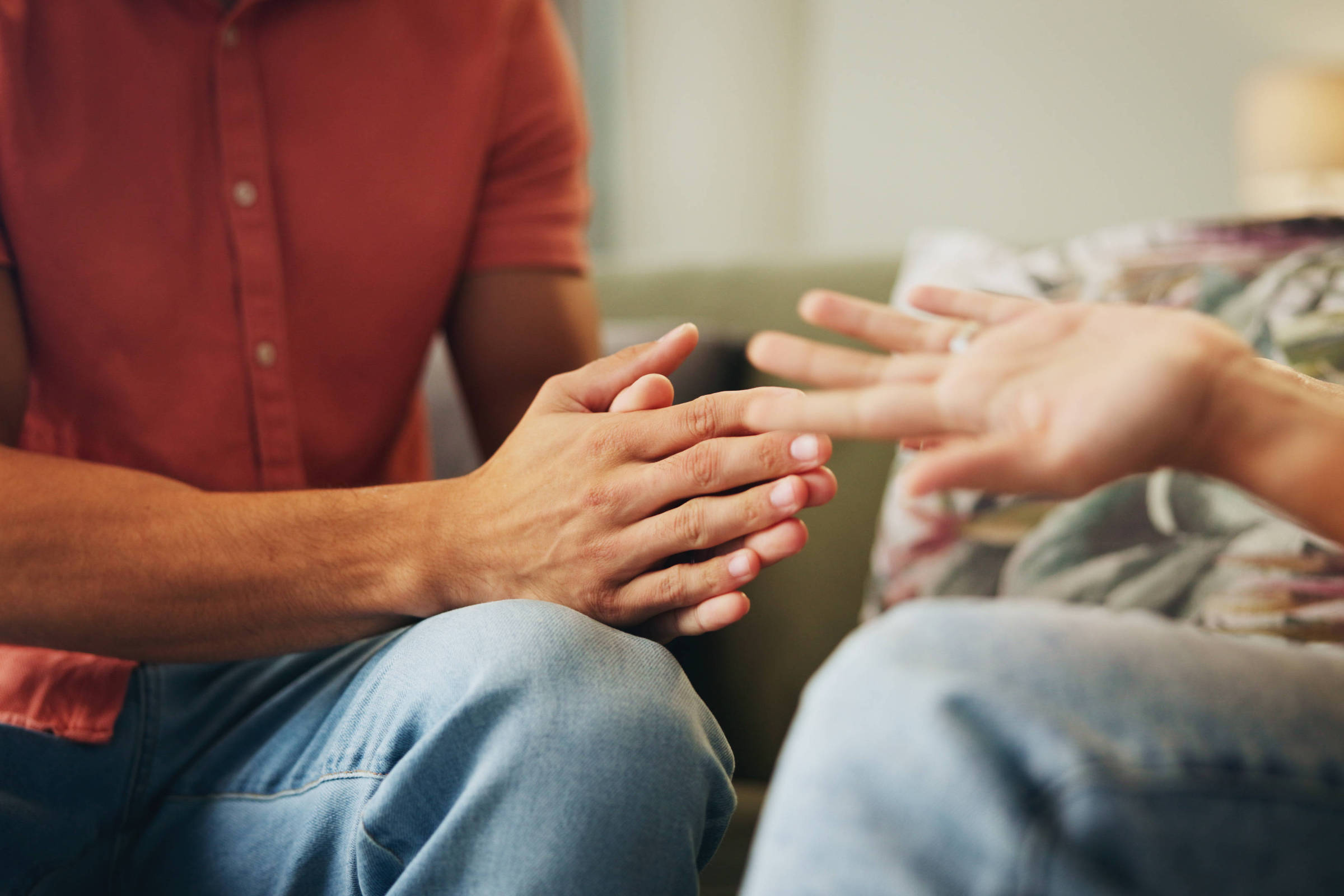Dizemos que queremos relações profundas, mas temos medo de que, ao nos verem de perto, os outros enxerguem nossos buracos (Foto: peopleimages.com/Adobe Stock)
