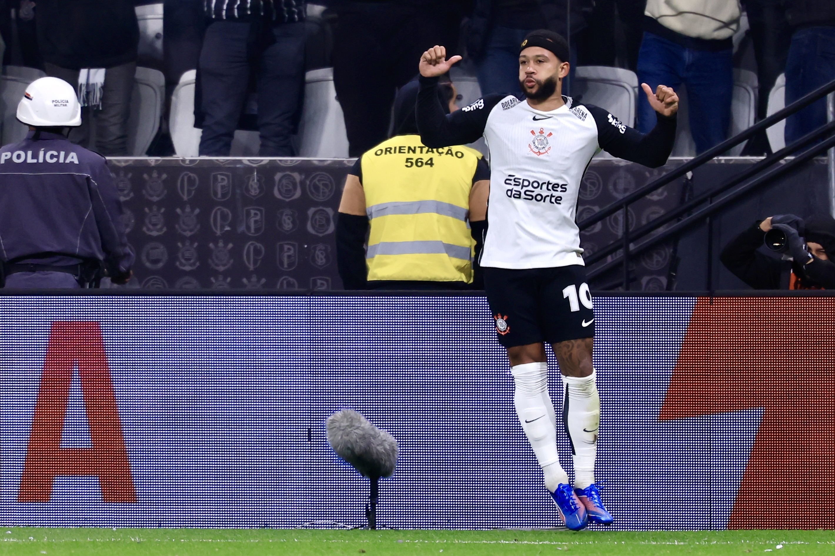 Memphis menciona polêmicas após marcar gol decisivo no dérbi