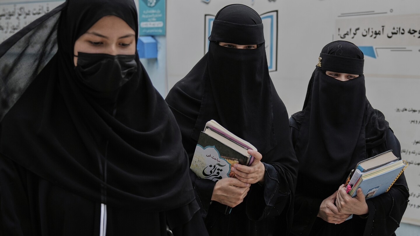 Meninas no Afeganistão buscam educação em escolas religiosas após 6ª série
