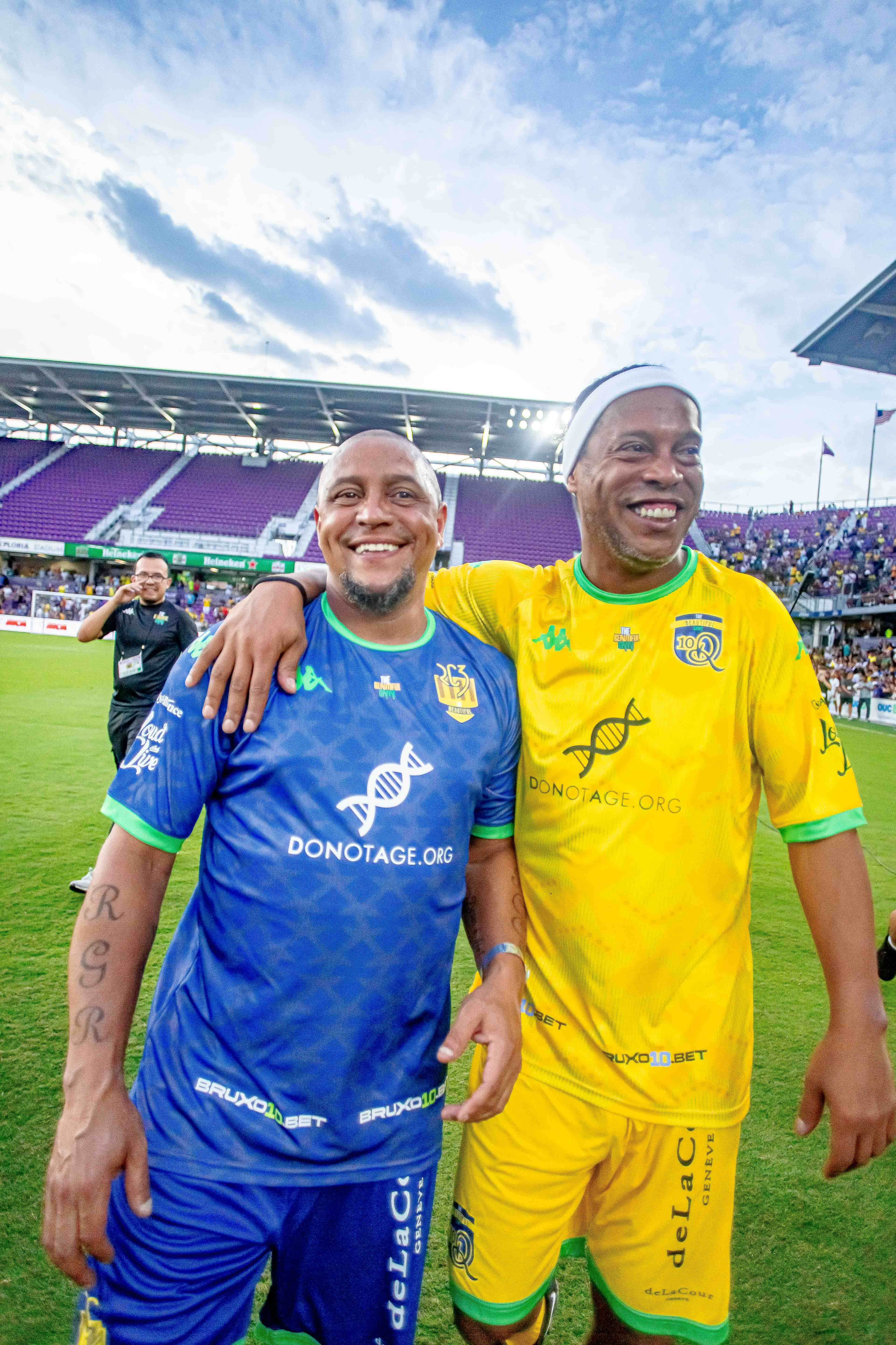 Ronaldinho e Roberto Carlos jogam com lendas do futebol em partida festiva