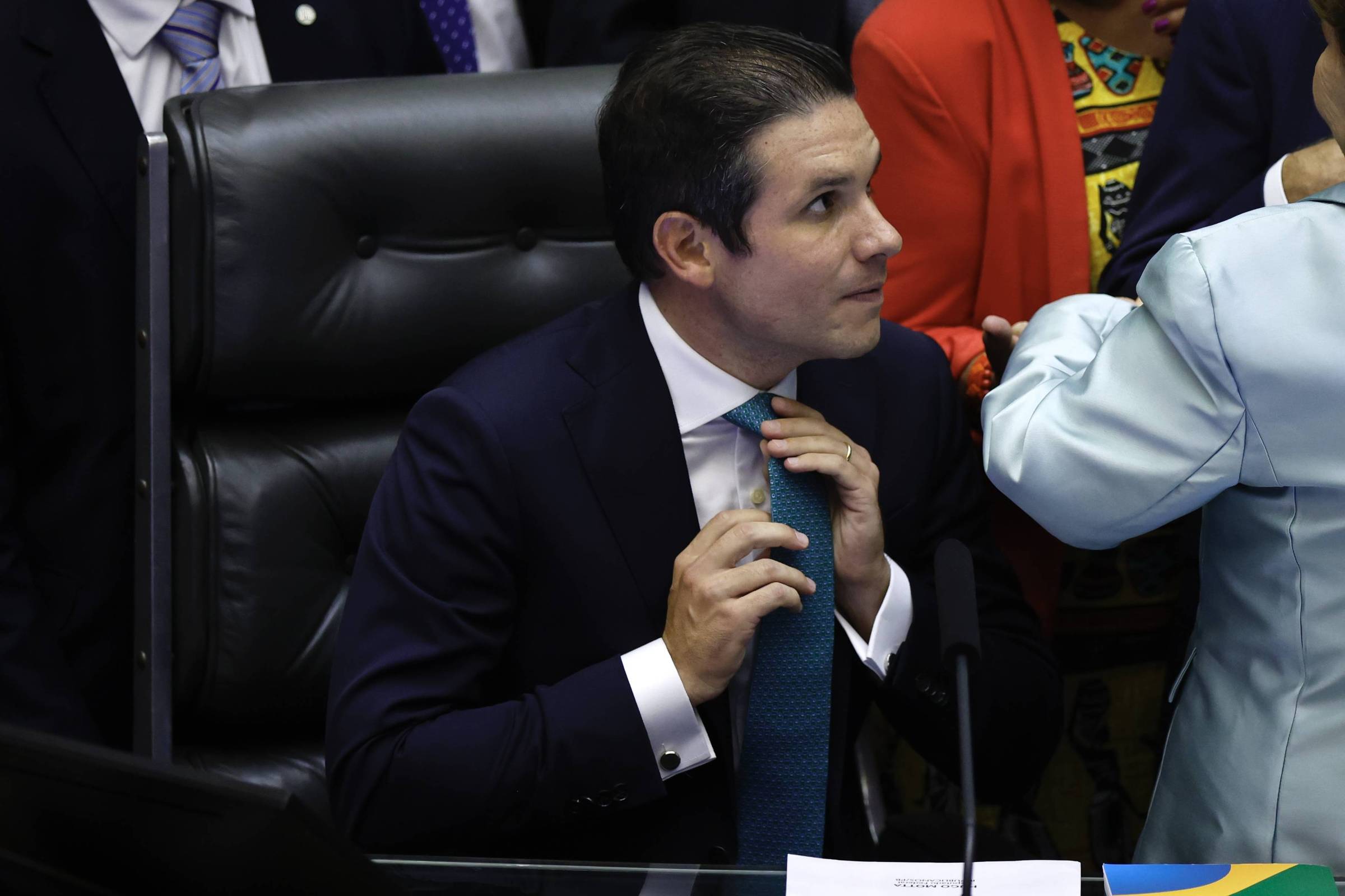 Câmara registra gasto recorde de R$ 1 bi com funcionários sem controle de presença