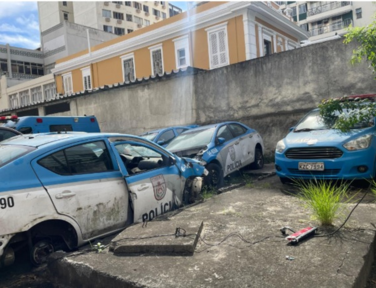 Cemitério de viaturas da PM ocupa área em Botafogo e gera preocupações