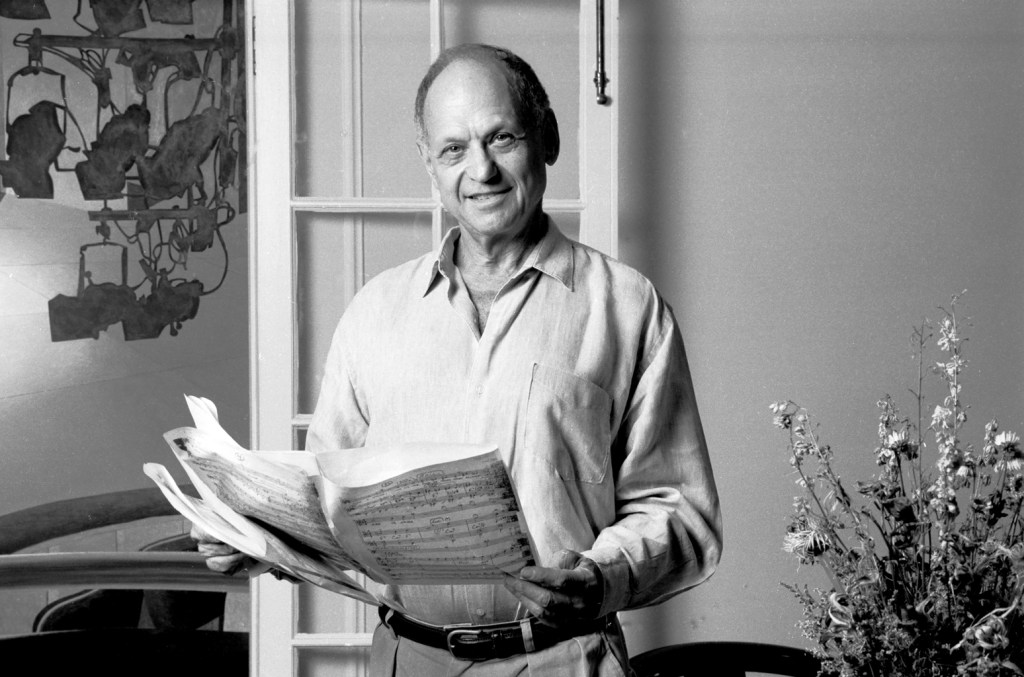 Composer Charles Strouse, que morreu em 15 de maio aos 96 anos, ganhou prêmios Tony por 'Bye Bye Birdie', 'Applause' e 'Annie'. (Foto: Reprodução)