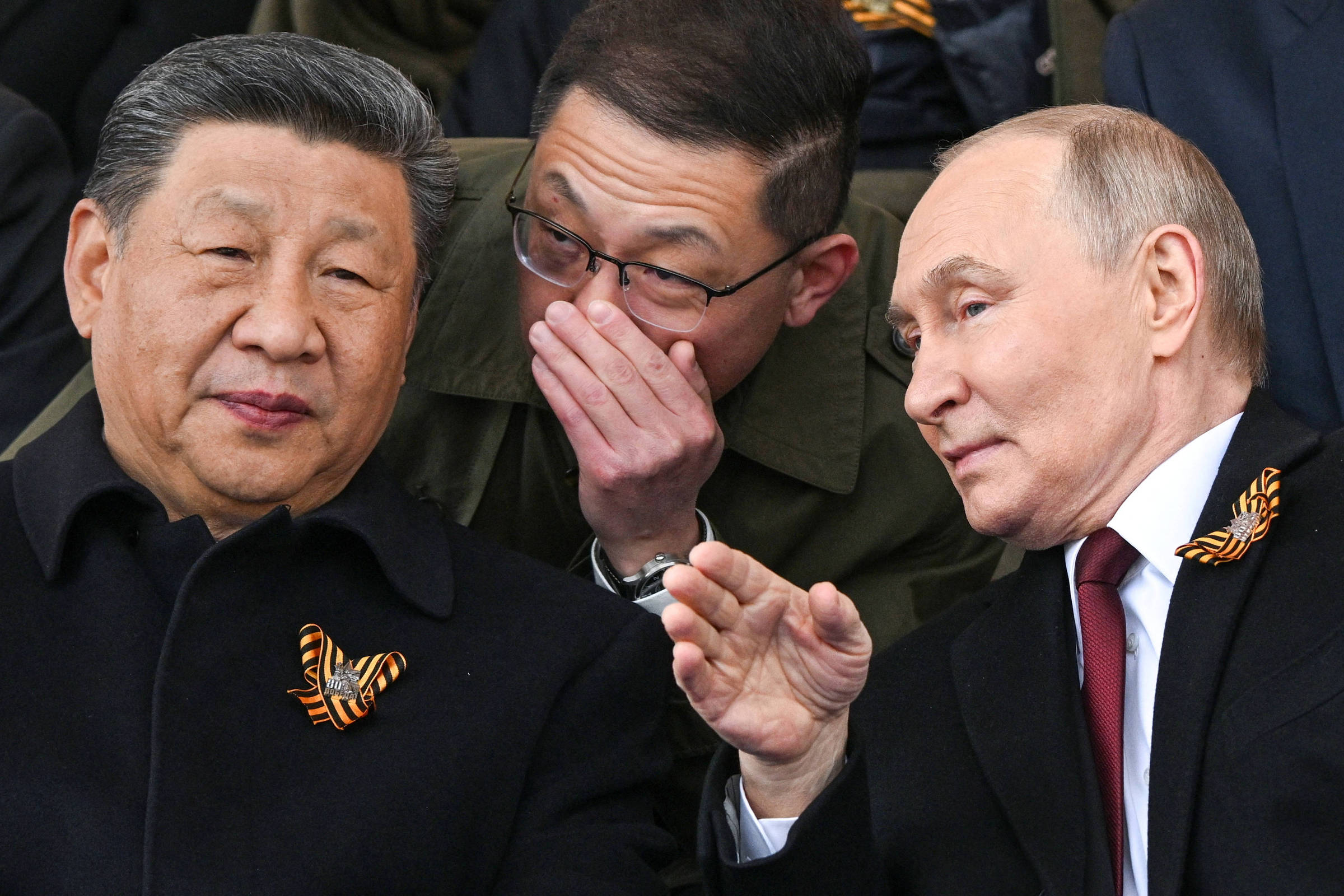 O presidente russo, Vladimir Putin, e o líder chinês, Xi Jinping, participam do desfile militar no Dia da Vitória, marcando o 80º aniversário da vitória sobre a Alemanha nazista na Segunda Guerra Mundial, na Praça Vermelha, no centro de Moscou. (Foto: Sergei Bobylyov via REUTERS)