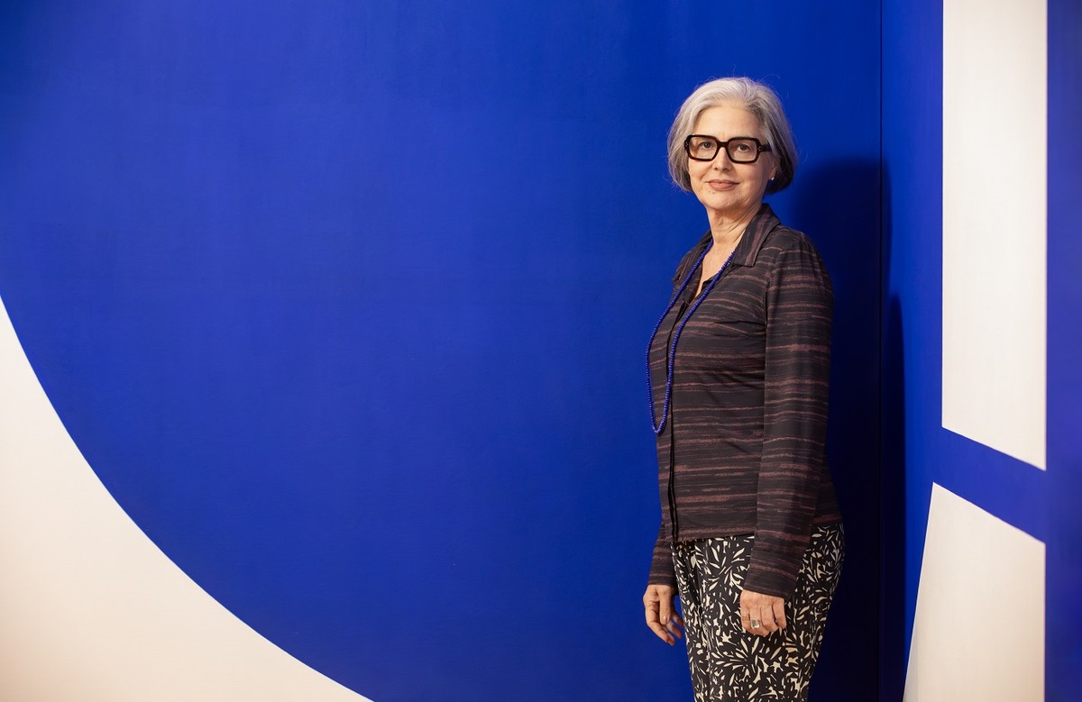 Beth Jobim diante do mural 'Endless lines' (2008), de 32 metros de comprimento (Foto: Ana Branco)