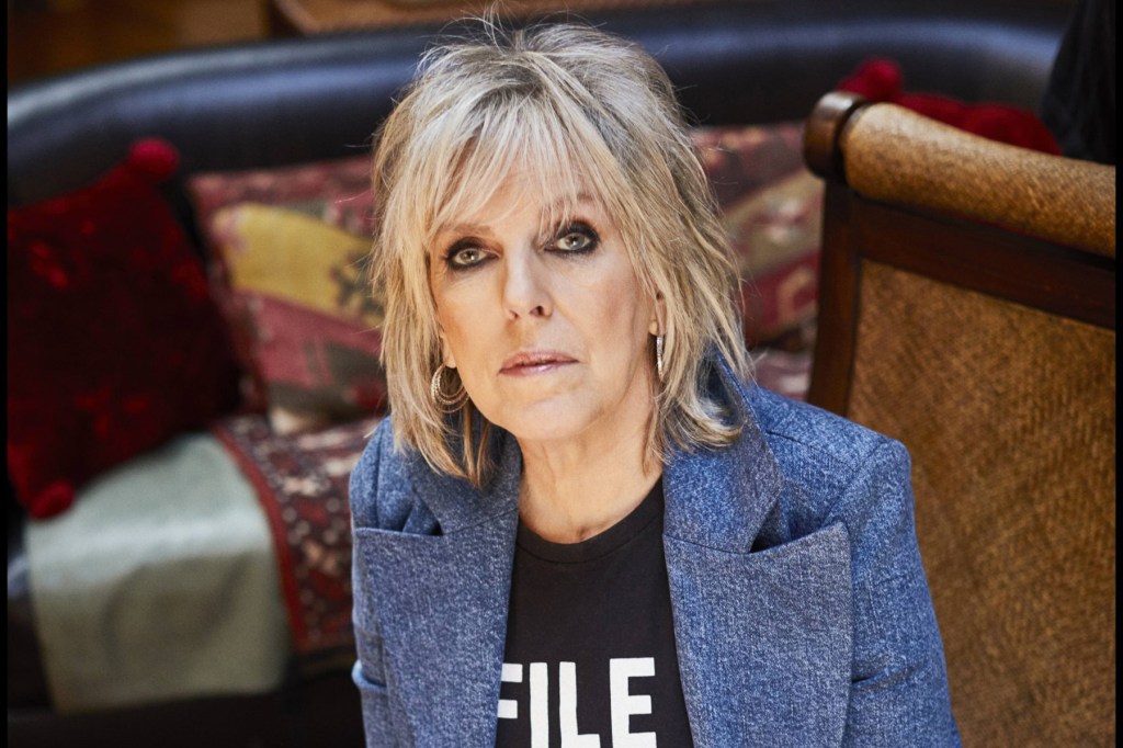 Lucinda Williams inaugura bar de honky-tonk em Nova York com um toque especial