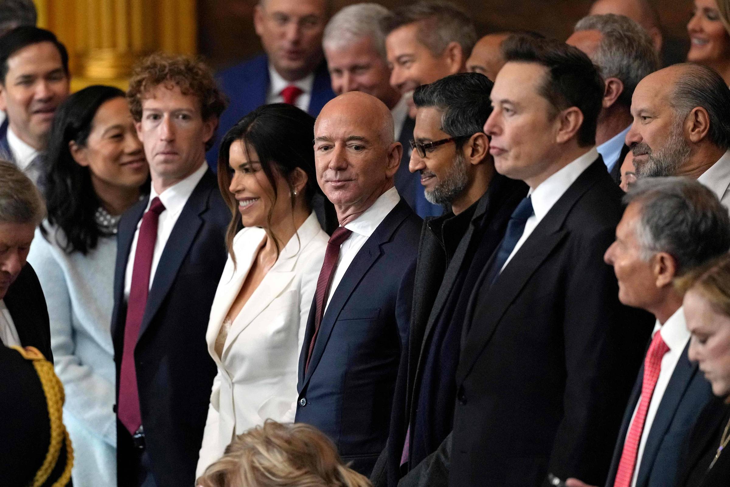 Mark Zuckerberg, da Meta; Lauren Sanchez e o marido, Jeff Bezos, da Amazon; Sundar Pichai, do Google; e Elon Musk, do X, participam da cerimônia de posse de Donald Trump (Foto: Julia Demaree Nikhinson/AFP)