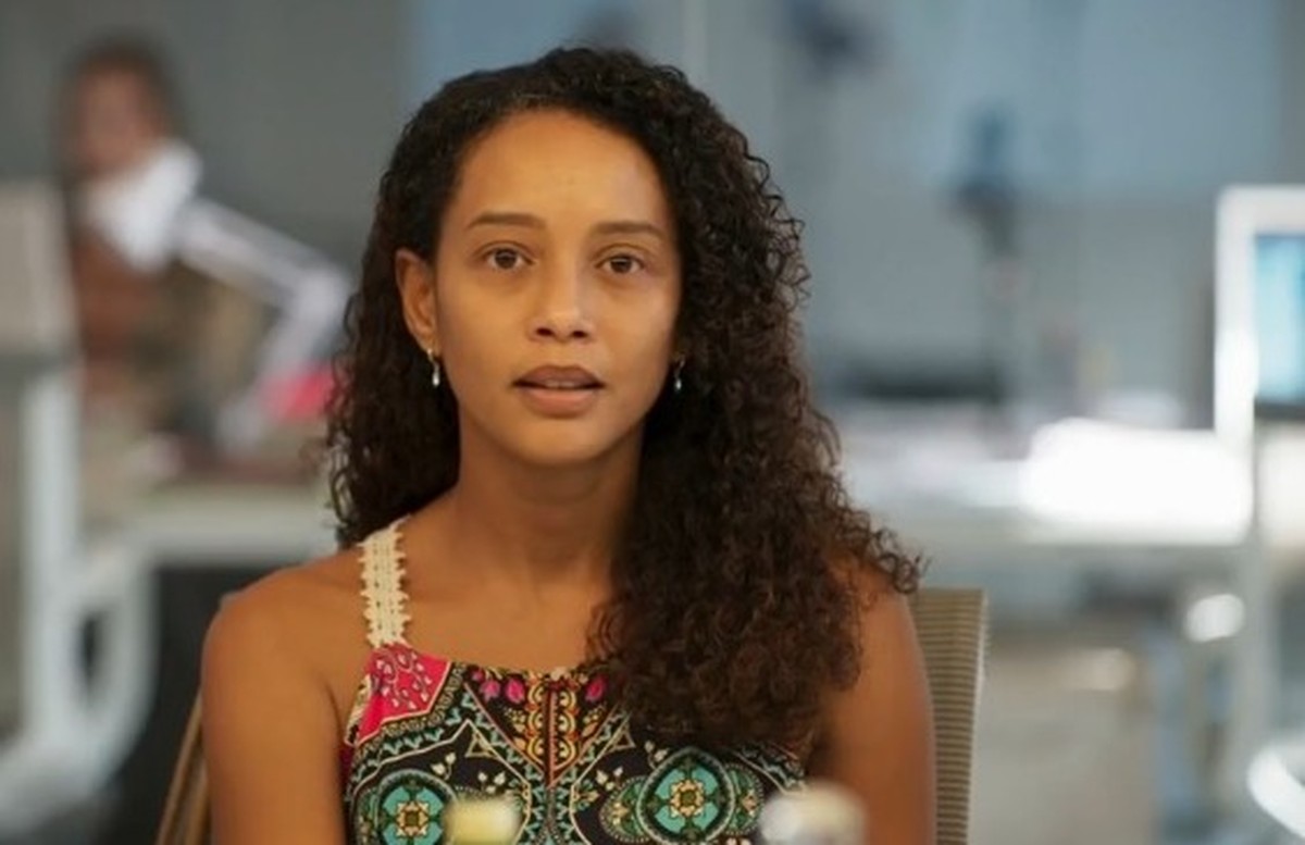 Raquel é surpreendida com inscrição em reality culinário por amigos em "Vale tudo"