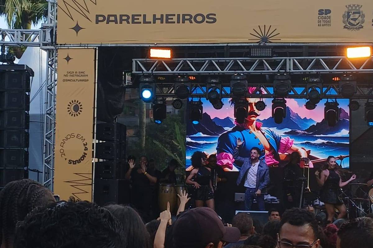 Latino anima público com sucessos e homenagens no palco de Parelheiros