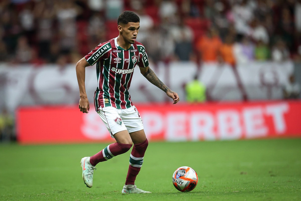Barcelona mira contratação de Riquelme Felipe, destaque do Fluminense