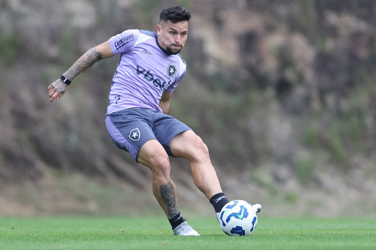 Artur é dúvida para o confronto do Botafogo contra o Corinthians após exames cardíacos