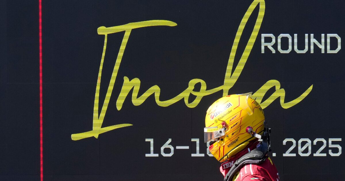 Hamilton terminou o GP da Emília-Romanha feliz com a Ferrari, mas vê potencial de melhora. (Foto: Luca Bruno/AP)