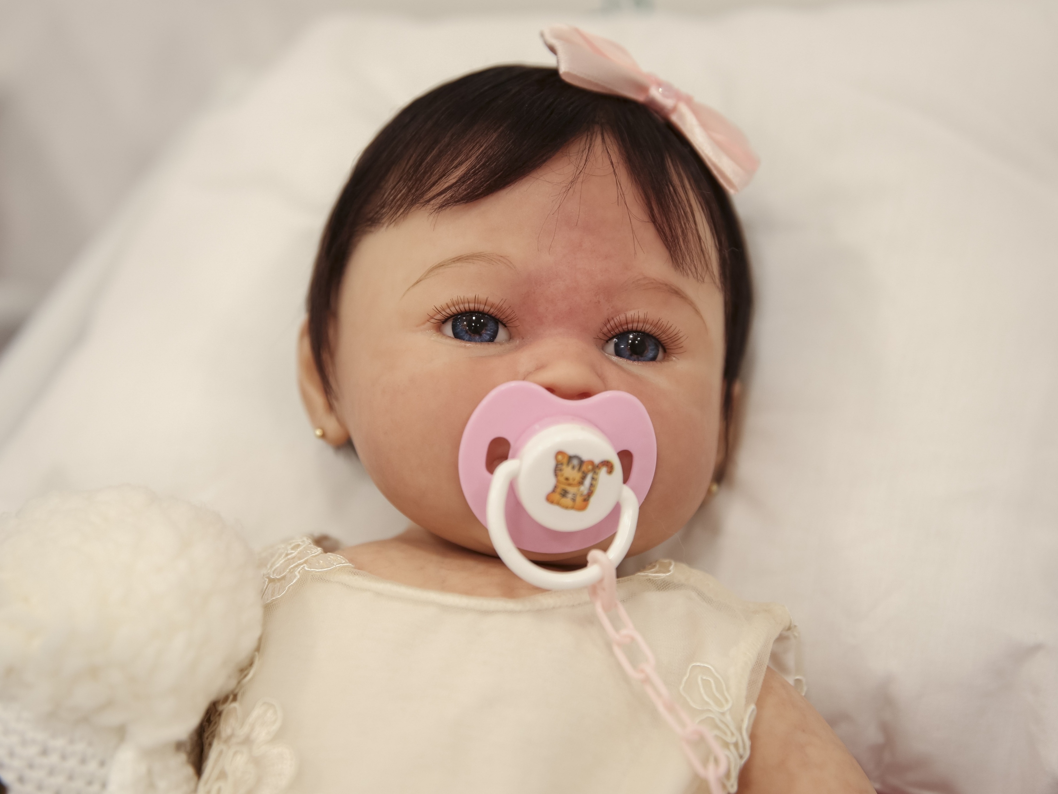 Suzana Ferreira fala sobre atendimento de "mãe" de bebê reborn, em Goiás (Foto: Reprodução/TV Anhanguera | Weimer Carvalho/O Popular)