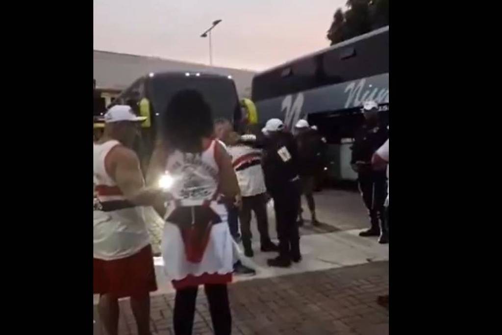 Vídeo que circula nas redes sociais mostra policial militar do Rio dando três tapas em torcedor do São Paulo; agressão teria ocorrido pouco antes da partida entre Botafogo e São Paulo (Foto: Reprodução/@ritmodetorcida)