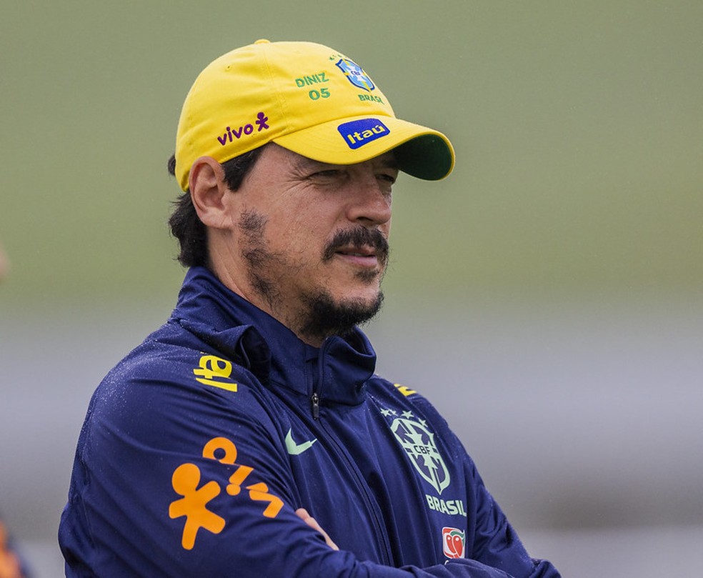 Fernando Diniz, técnico da Seleção, durante treino (Foto: Joilson Marconne / CBF)
