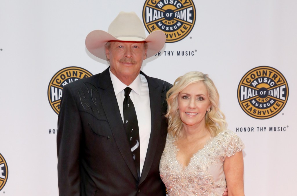 Alan Jackson celebra amor e carreira ao dançar com a esposa Denise em show no Texas