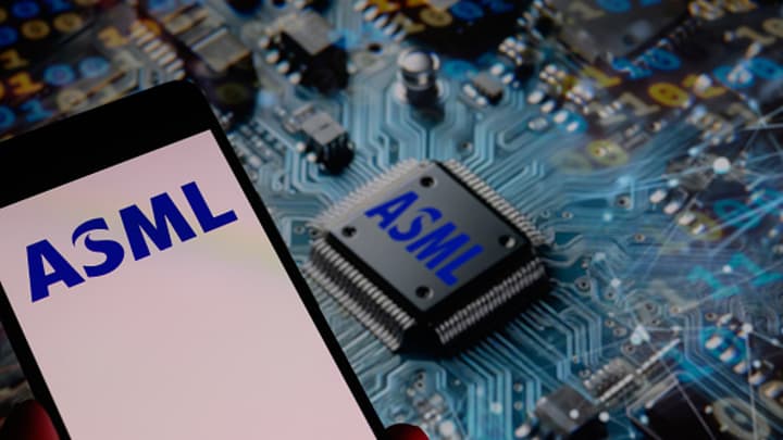 Um ícone da ASML é exibido em um smartphone, com um chip da ASML visível ao fundo. (Foto: Nurphoto)