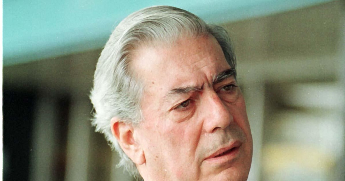 Mario Vargas Llosa em foto tirada em novembro de 1997, em frente ao Aeroporto Internacional do Rio de Janeiro (Foto: Raimundo Valentim/Estadão)