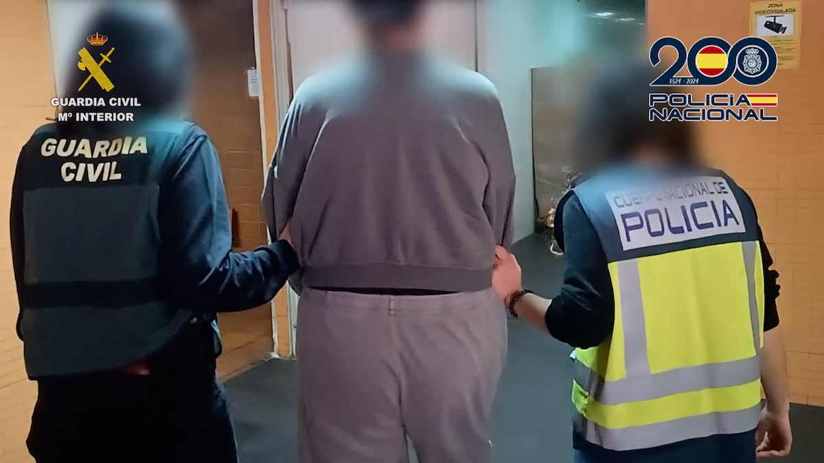 Agentes da Guarda Civil e da Polícia Nacional, durante a operação conjunta que desarticulou uma organização criminosa que estafou 19 milhões de euros. (Foto: Reprodução)