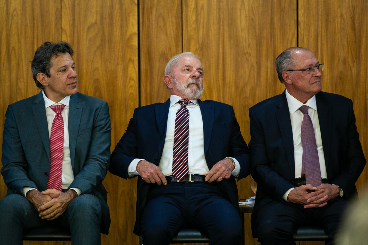 Lula se reúne no Planalto para definir resposta ao governo Trump