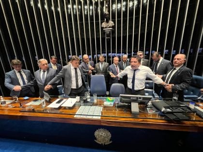 Bolsonaristas se acorrentam em protesto no plenário do Senado durante votação