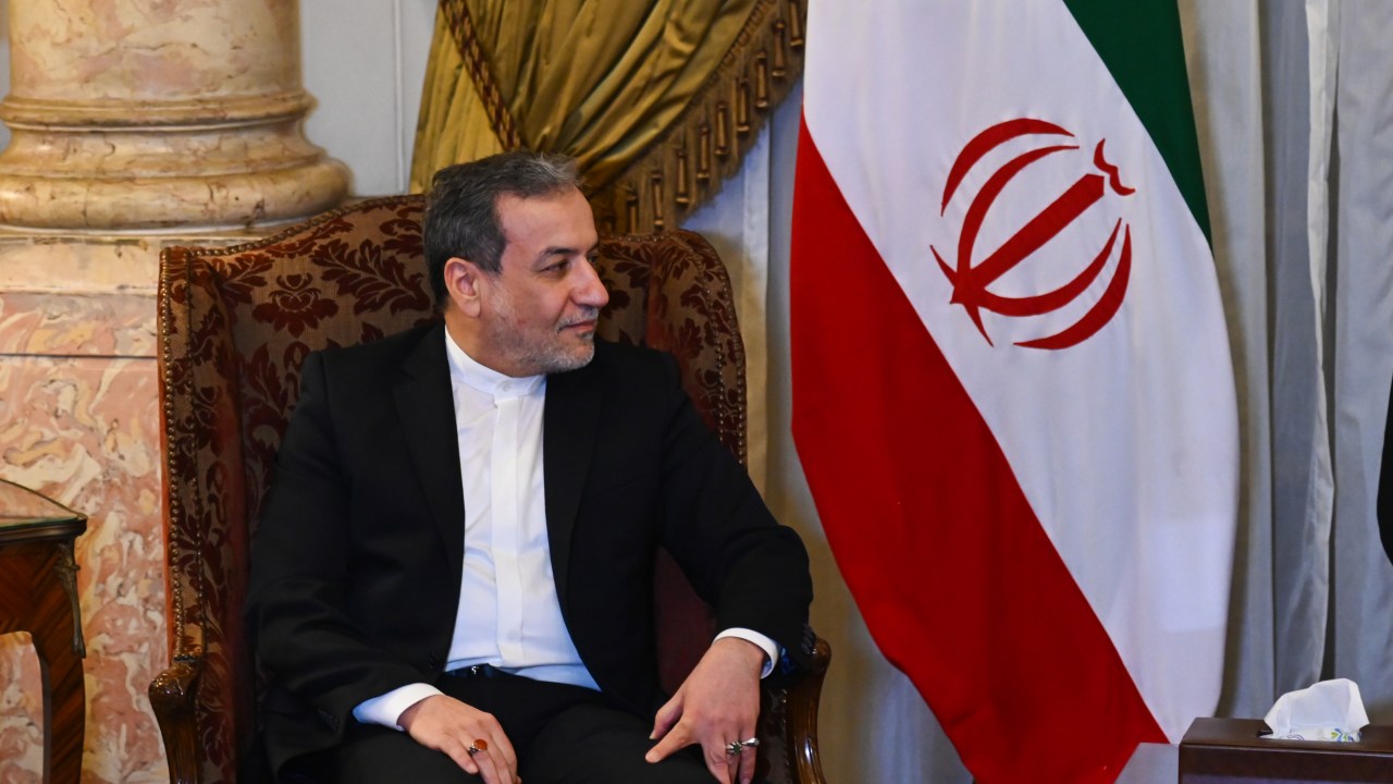 Ministro das Relações Exteriores do Irã, Abbas Araqchi, chega a Mascate para negociações com representantes dos EUA. 11 de maio de 2025 (Foto: Iranian Foreign Ministry/AFP)