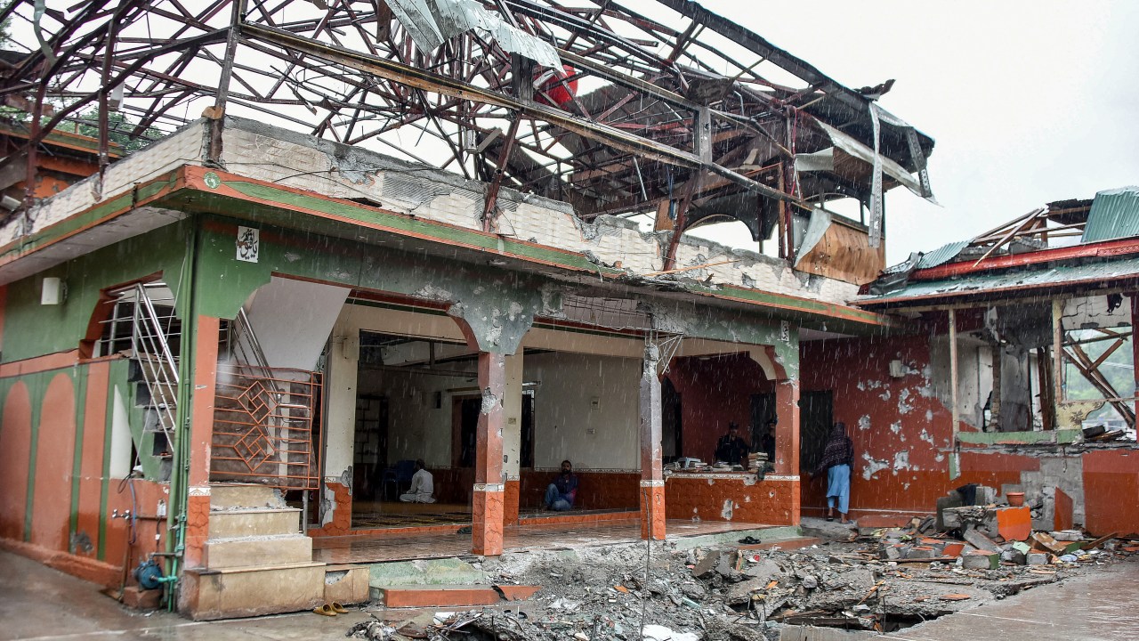 Mesquita destruída após ataques da Índia em Muzaffarabad, capital da parte controlada pelo Paquistão da Caxemira (Foto: Sajjad QAYYUM/AFP)