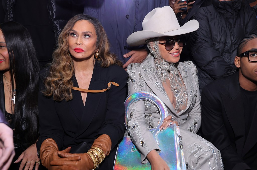Tina Knowles refletiu sobre como Beyoncé enfrentou rumores falsos de gravidez quando esperava Blue Ivy, chamando a especulação de "desgostosa". (Foto: Reprodução)