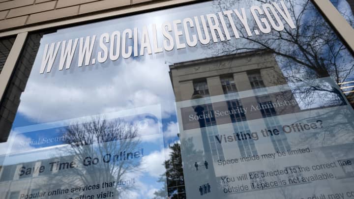 Uma agência da Administração da Seguridade Social em Washington, D.C., em 26 de março. O Departamento de Eficiência Governamental (DOGE) está supostamente visando reformar e reduzir o tamanho da agência. (Foto: Saul Loeb | Afp | Getty Images)