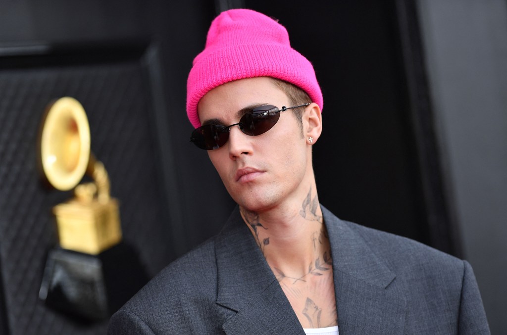 Justin Bieber é criticado por fumar perto do filho em fotos nas redes sociais