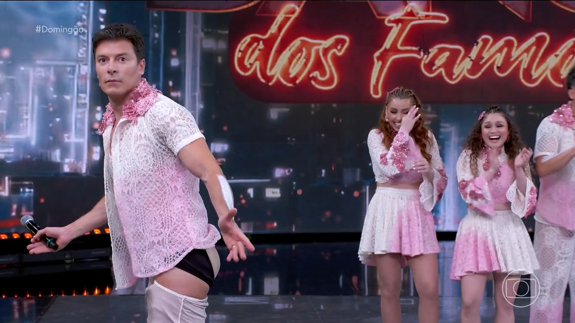 Rodrigo Faro exibe bumbum 'gaveta' e fala sobre enchimento no 'Dança'