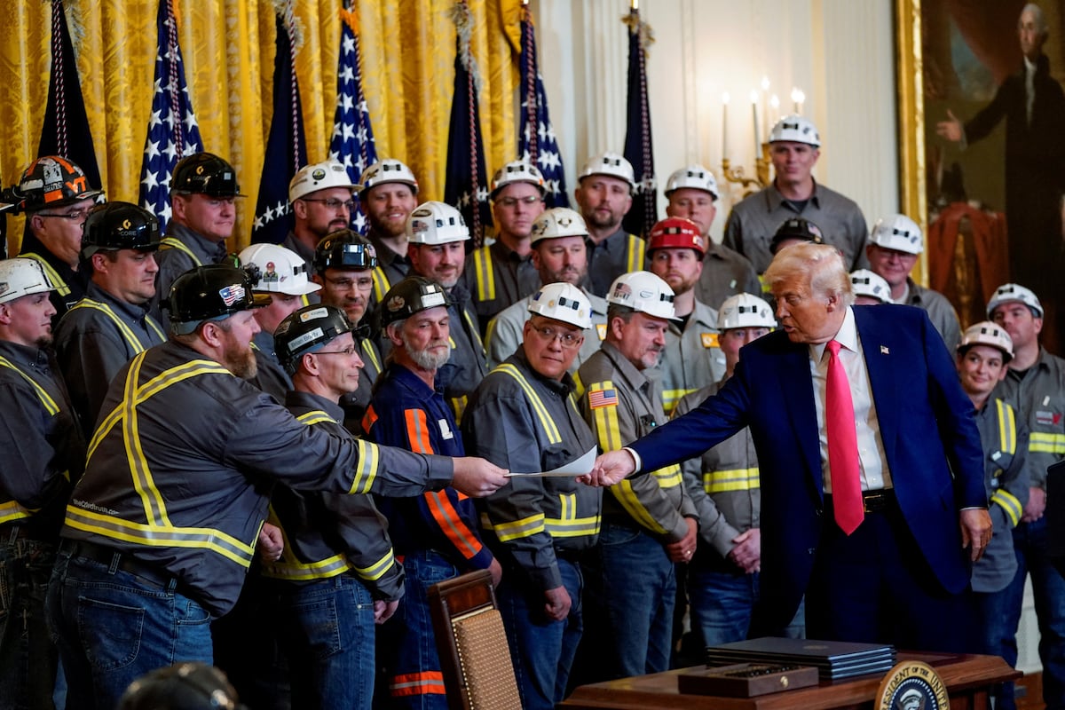 Donald Trump, este terça-feira na Casa Branca junto a um grupo de mineros. (Foto: Nathan Howard/REUTERS)