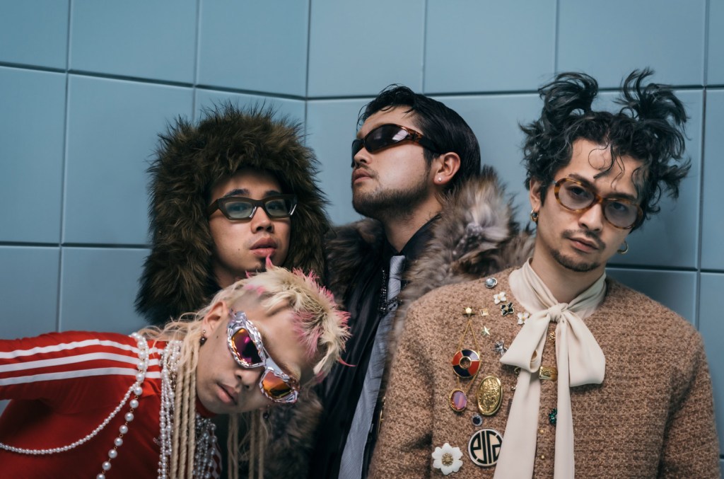 Os membros do King Gnu conversaram com a Billboard Japan para a série Monthly Feature, que destaca artistas e obras atualmente notáveis. (Foto: Reprodução)