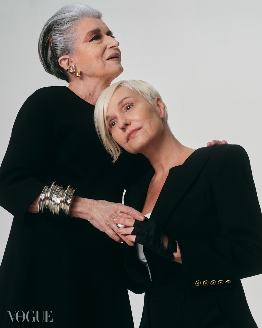 Costanza usa vestido Max Mara, óculos Balenciaga para Protus e braceletes Yar. Erika veste blazer e calça Balmain, top Matheus Cardoso e óculos Lapima. (Foto: Guilherme Nabhan / Vogue Brasil)