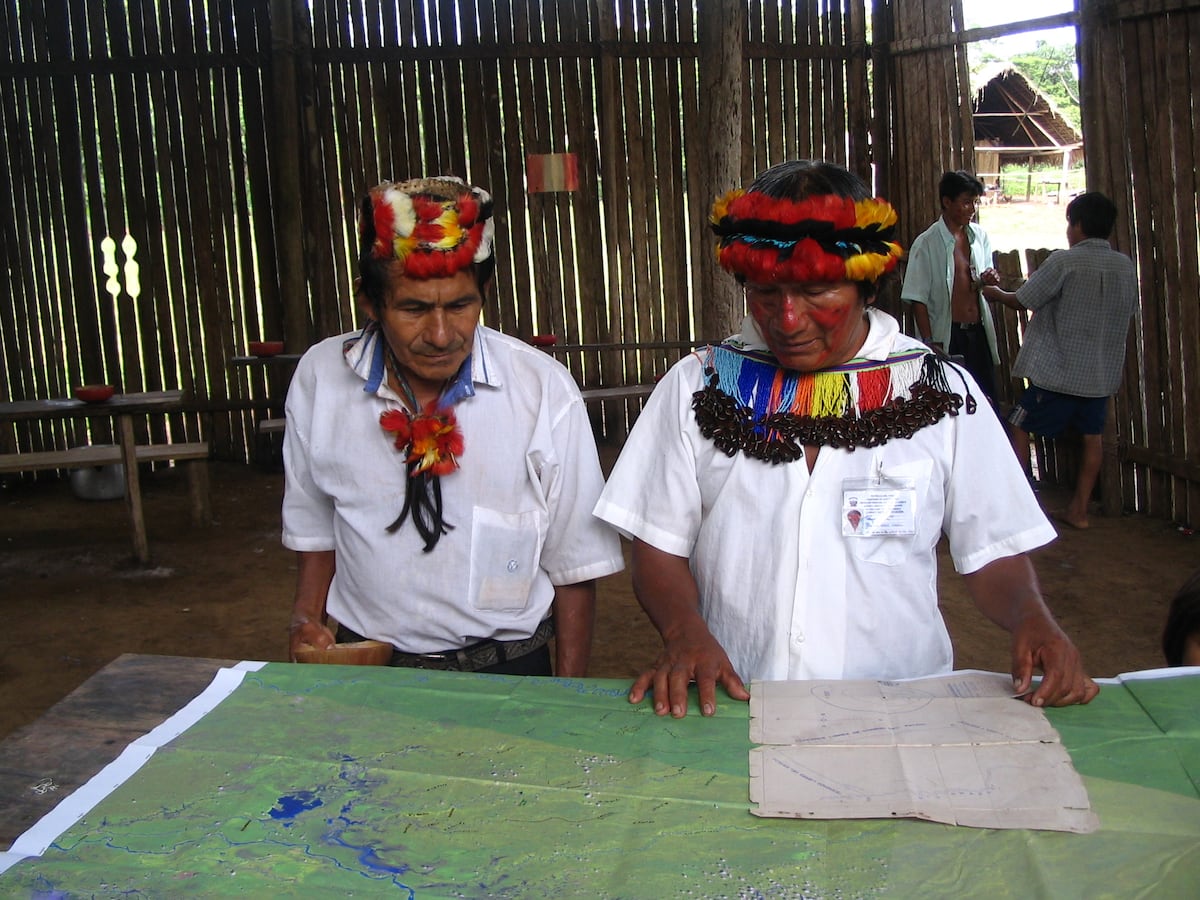Habitantes da Amazônia peruana revisam os mapas de Ermeto Tuesta. (Foto: Ermeto Tuesta)
