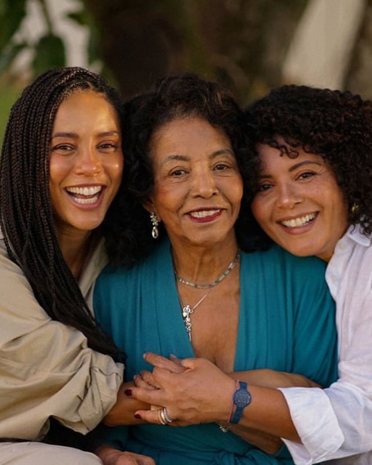 Taís Araujo com a mãe, Mercedes, e a irmã, Claudia (Foto: @rafmartinssphoto / Instagram)