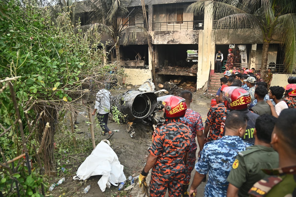 Avião militar colide com escola em Bangladesh e deixa 25 crianças mortas